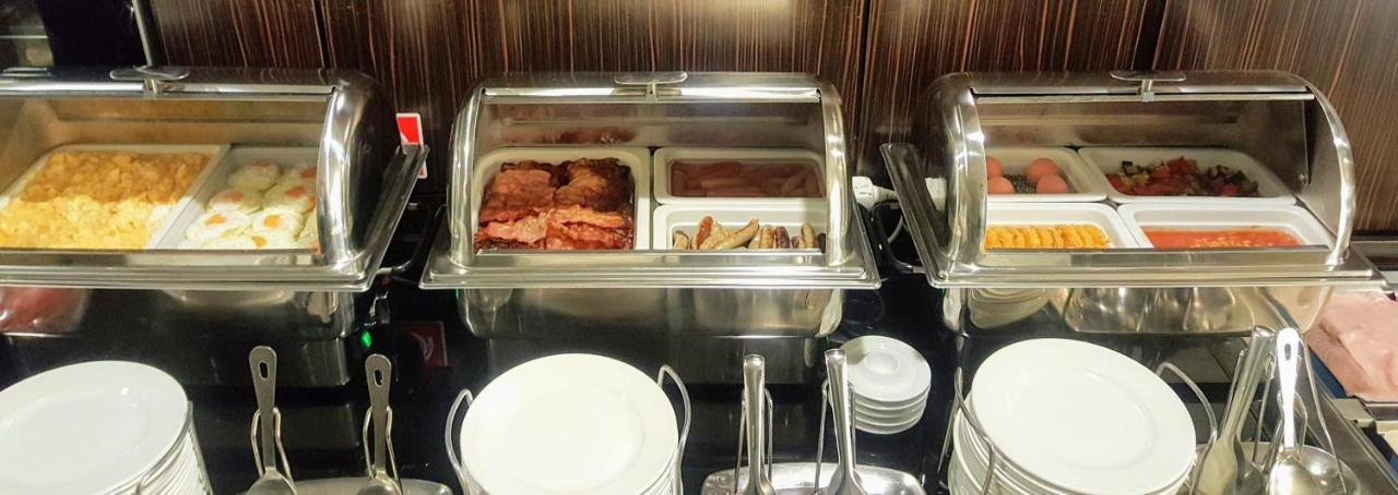 Hotel Euro Pardubice Esterno foto