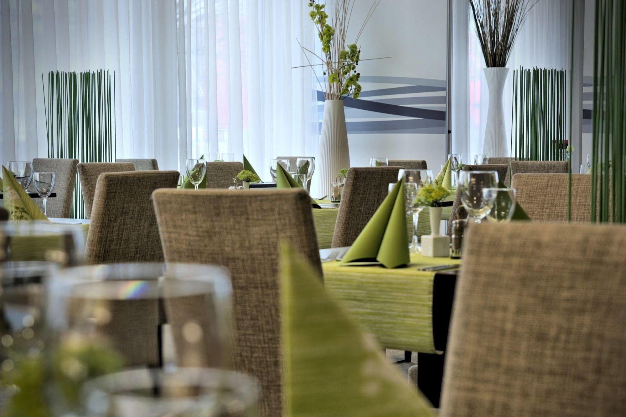 Hotel Euro Pardubice Esterno foto