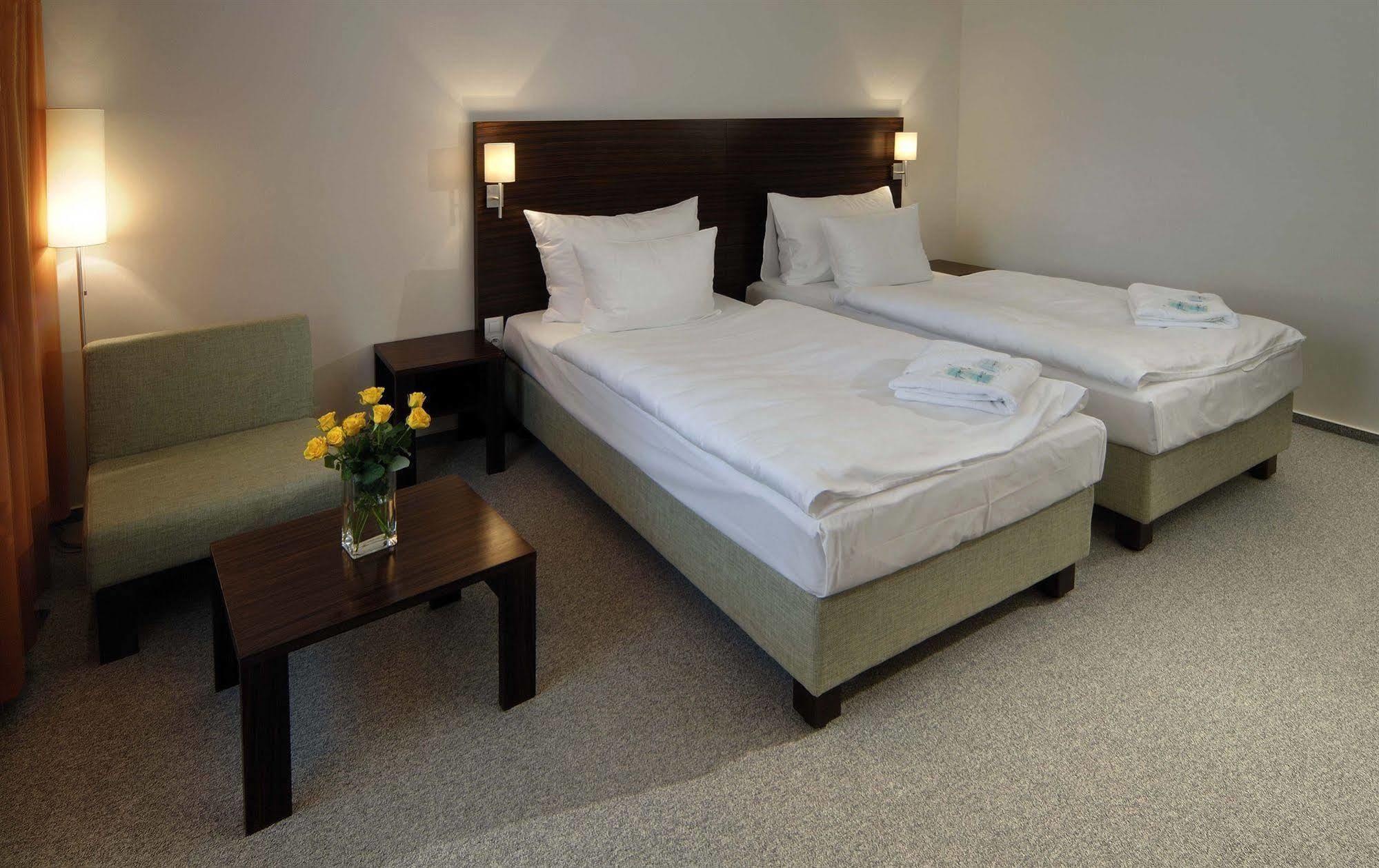 Hotel Euro Pardubice Esterno foto