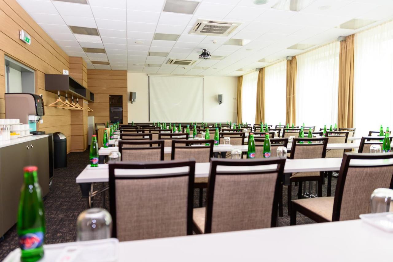 Hotel Euro Pardubice Esterno foto