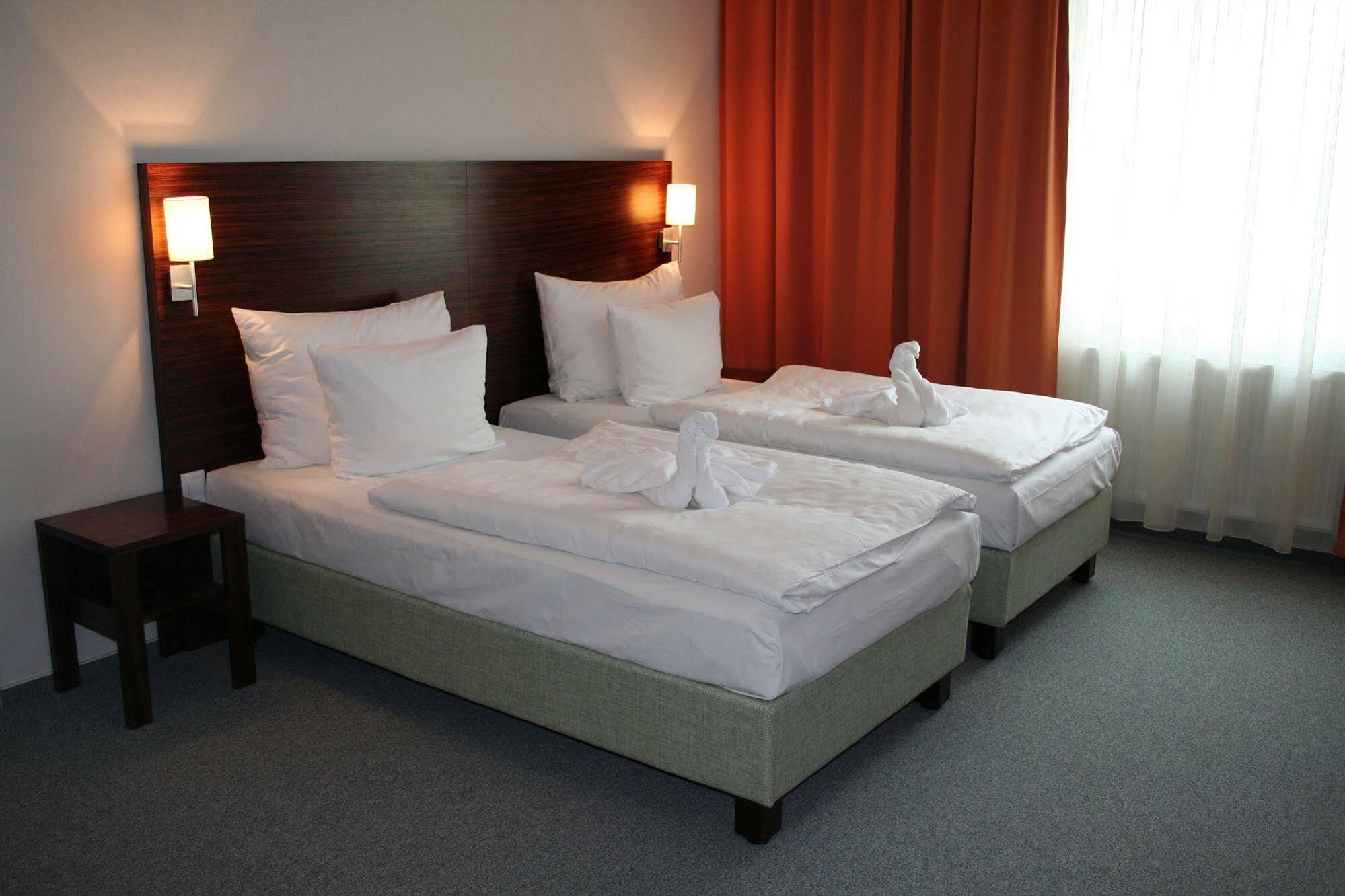 Hotel Euro Pardubice Esterno foto