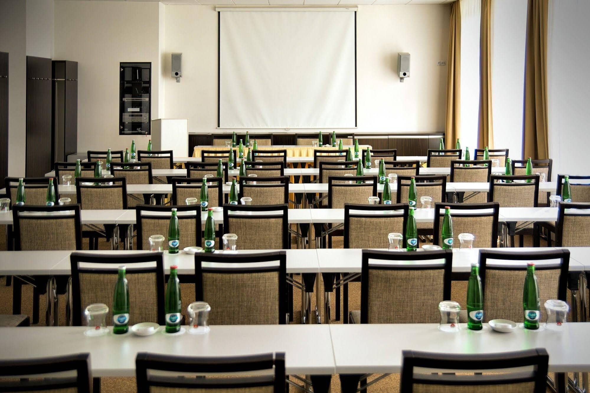 Hotel Euro Pardubice Esterno foto