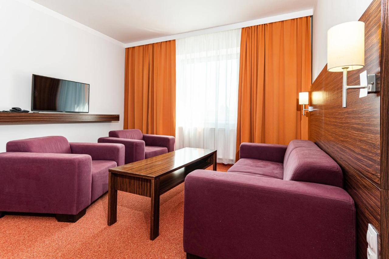 Hotel Euro Pardubice Esterno foto