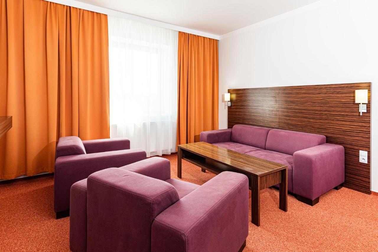 Hotel Euro Pardubice Esterno foto