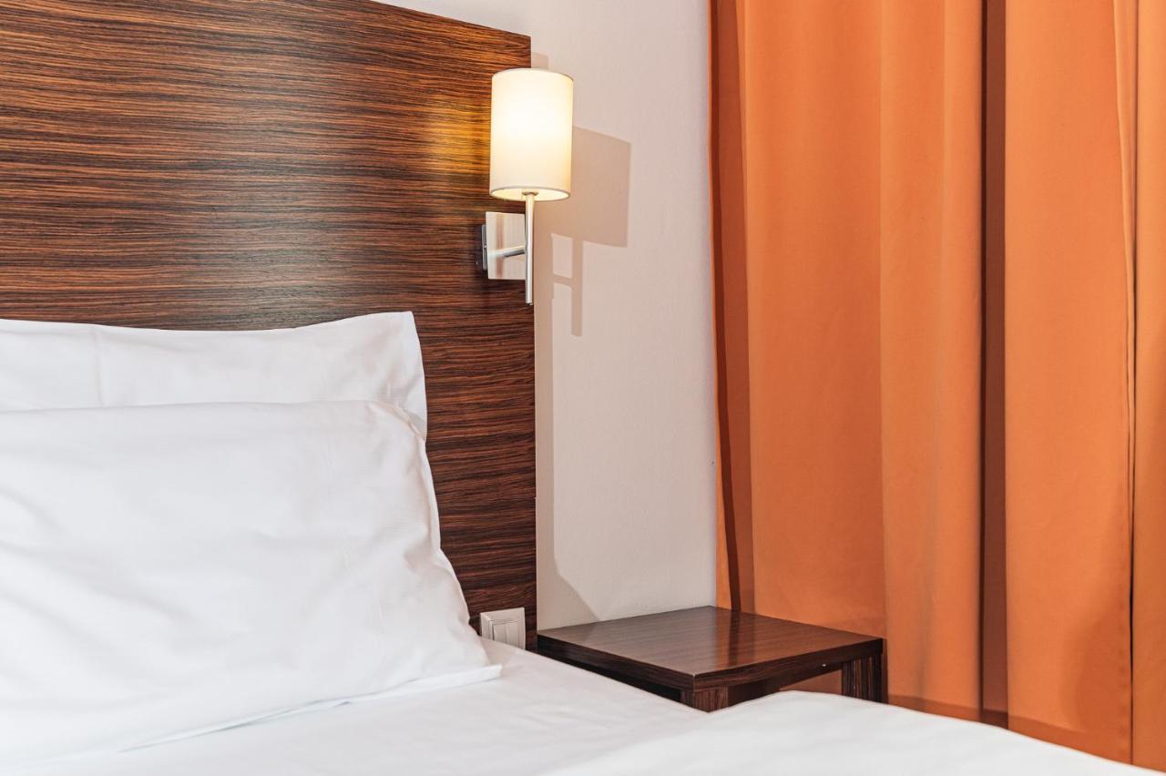 Hotel Euro Pardubice Esterno foto